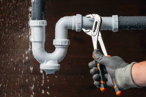 Professional Emergency Plumber technician working in Glen Carbon, IL